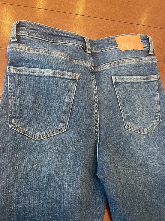 Zara Women's Straight Leg Jeans in Medium Blue Denim - Picture 6 of 9